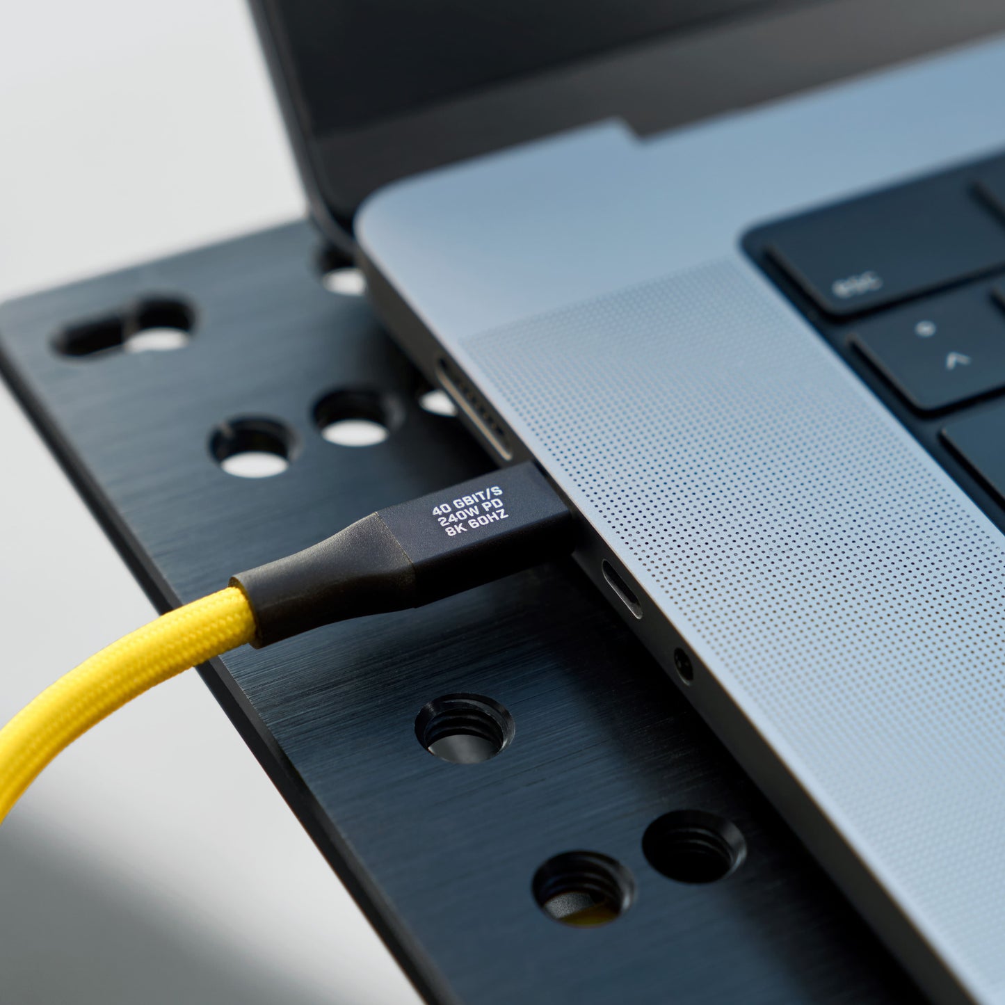 Câble USB-C court 40G coudé
